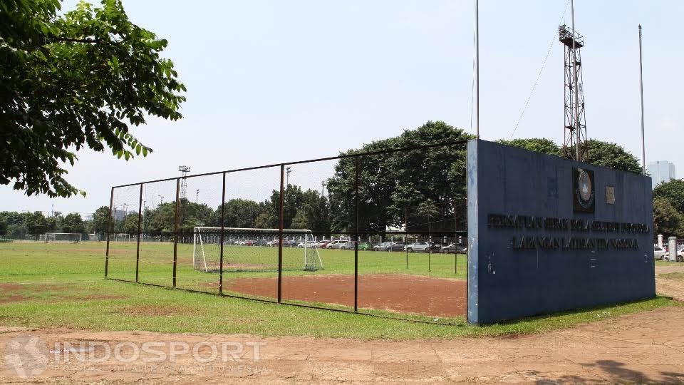 Kondisi lapangan Timnas Senayan saat ini kurang terawat.